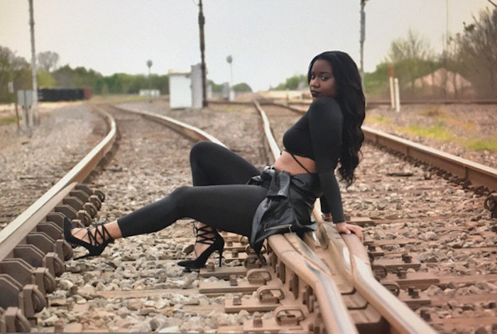 Modelo muere arrollada por el tren en sesio n de fotos