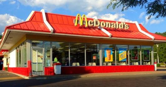 Empleada de McDonald's arroja agua hirviendo a niño