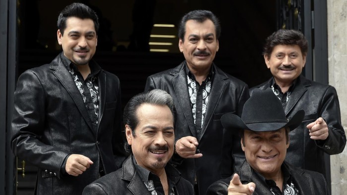 Multan a Los Tigres por cantar narcocorridos en conciertos Multan a Los Tigres por cantar narcocorridos en conciertos