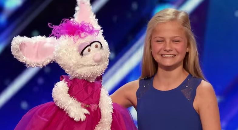 Niña ventrílocua impresiona cantando con su títere