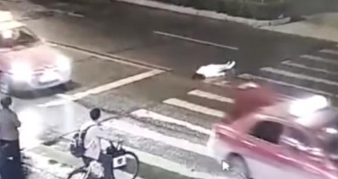 Atropellan 2 veces a una mujer y nadie la ayuda