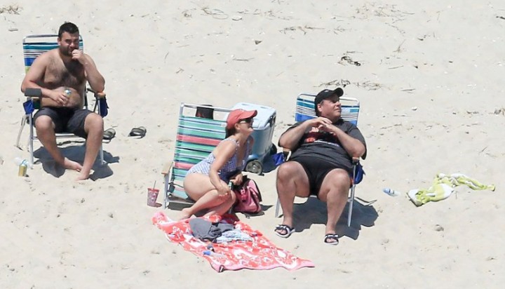 Chris Christie disfruta de la playa y le llueven críticas