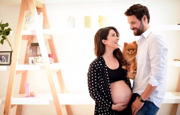 Laura g embarazada y su esposo