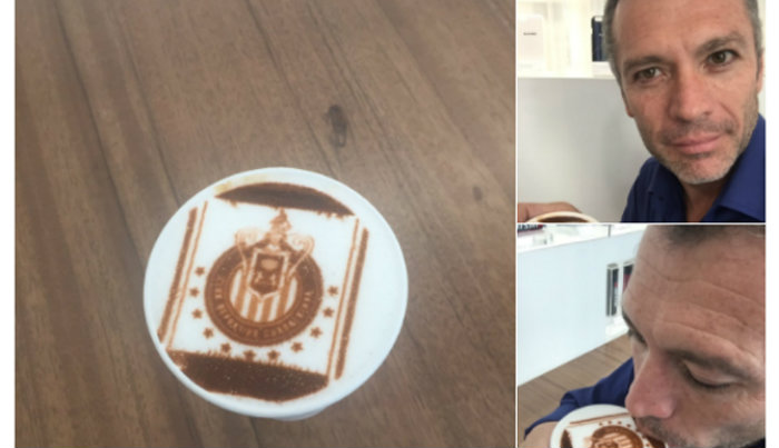 Alan pulido evidencio a directivo de chivas por logotipo del equipo
