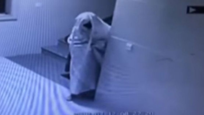 Se disfraza de fantasma para burlar cámaras y robar Se disfraza de fantasma para burlar cámaras y robar