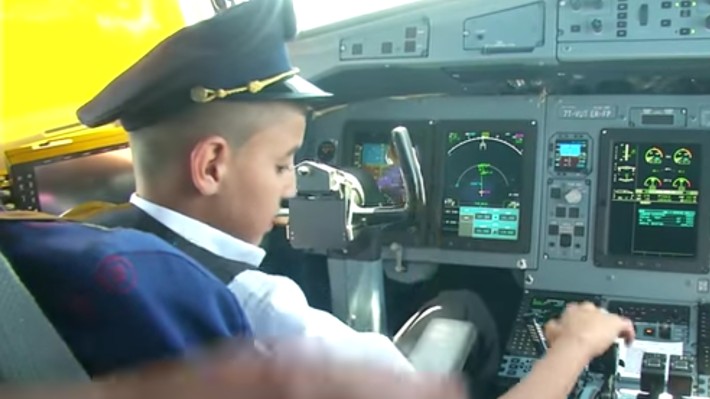 Suspenden a pilotos por dejar al mando a niño en vuelo comercial Suspenden a pilotos por dejar al mando a niño en vuelo comercial
