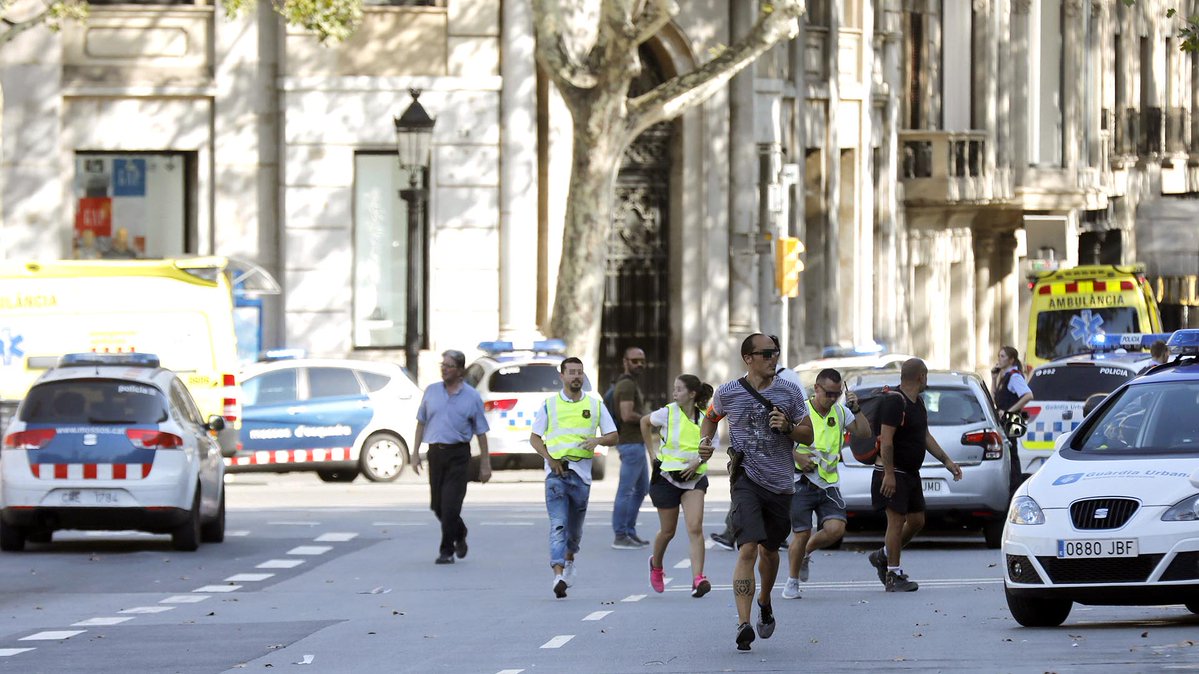 Critican portada de 'Charlie Hebdo' sobre ataque en Barcelona