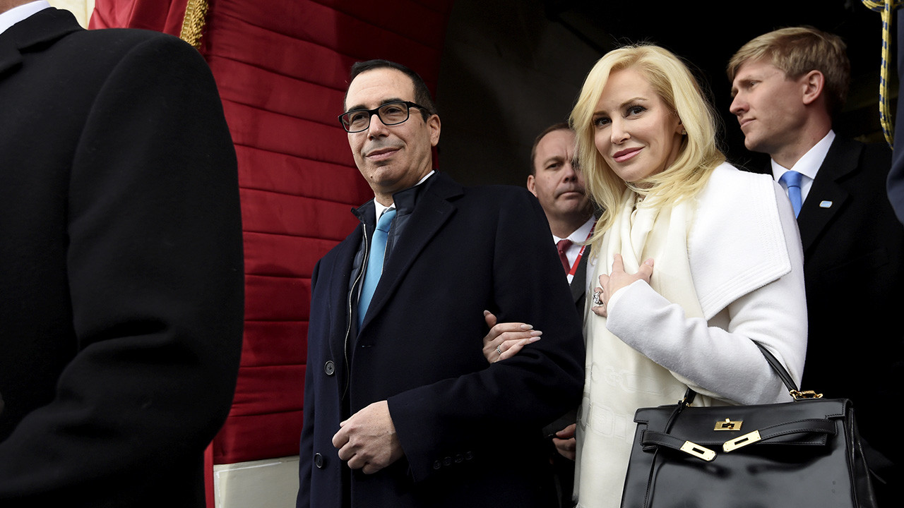 Esposa de secretario del Tesoro presume riqueza y arden las redes