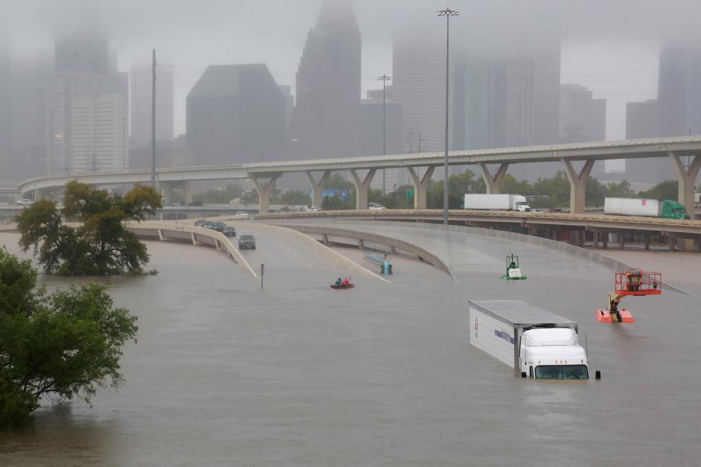 Famosos se unen a favor de los damnificados por el Huracán Harvey