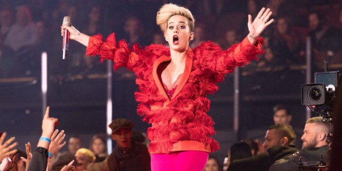 Fanática asegura que perdió sus dedos por culpa de Katy Perry