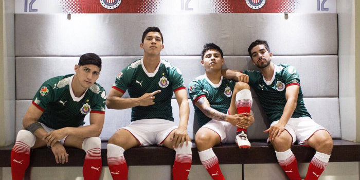 Chivas presento su tercer uniforme tricolor