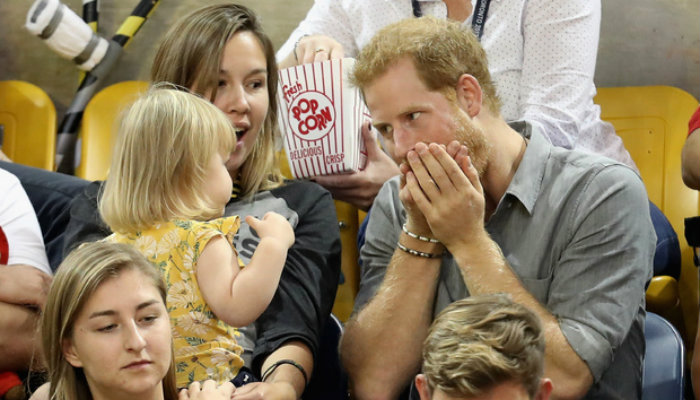 Esta niña robaba las palomitas al príncipe Harry y así reaccionó él Esta niña robaba las palomitas al príncipe Harry y así reaccionó él
