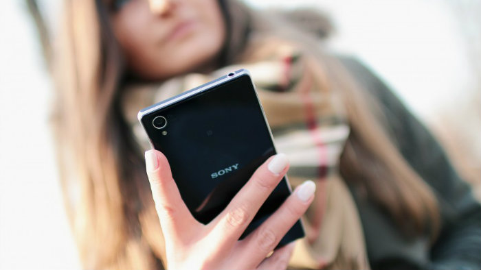 Joven pierde visión en un ojo por uso excesivo de celular