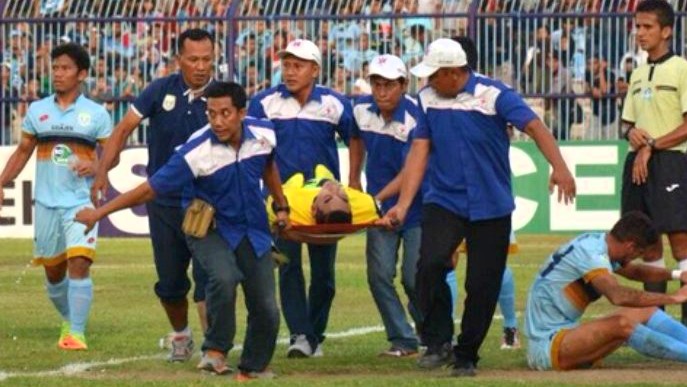 Fútbol de luto: fallece portero en Indonesia tras choque con su compañero