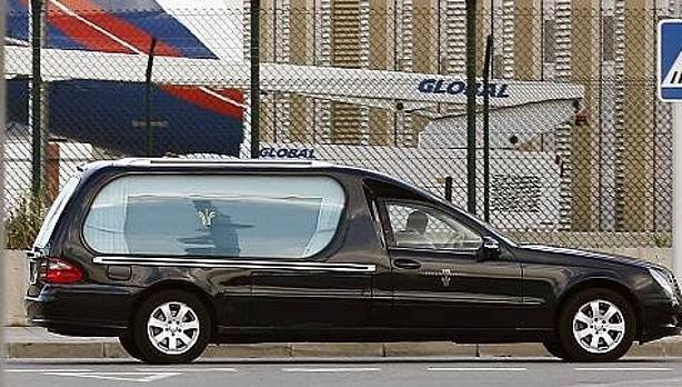 Auto fúnebre deja caer camilla de cadáveres en plena calle — YouTube