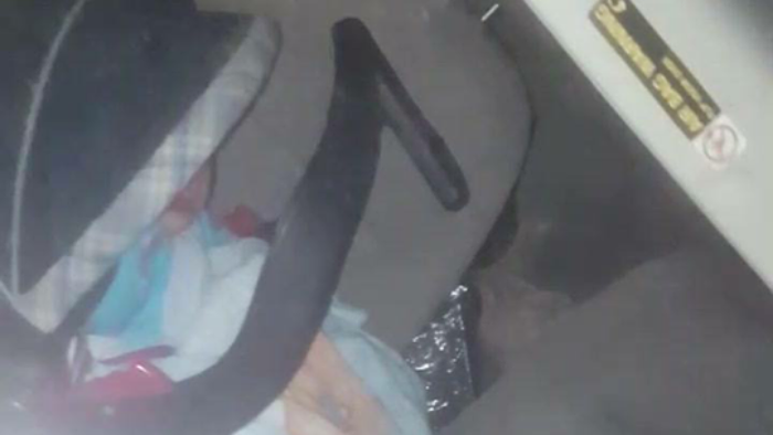 Bebe abandonado en auto