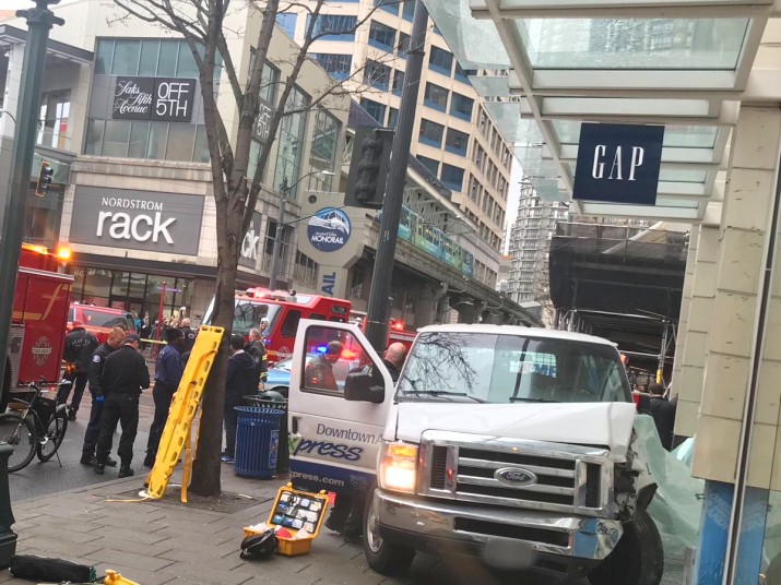 Sube a seis número de heridos por choque de camioneta en Seattle Sube a seis número de heridos por choque de camioneta en Seattle