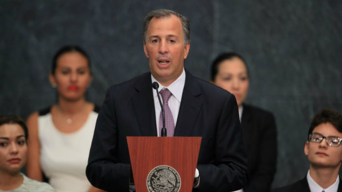 José Antonio Meade se niega a tomarse foto con bandera gay José Antonio Meade se niega a tomarse foto con bandera gay