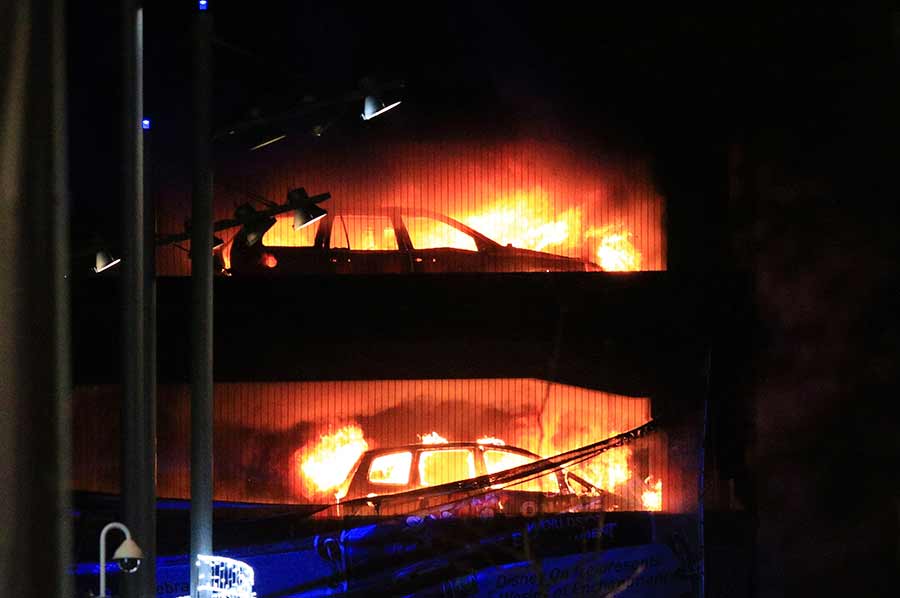 Incendio destruye cientos de vehículos en estacionamiento de Liverpool