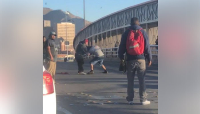 Video pelea entre limpiavidrios en el puente santa fe