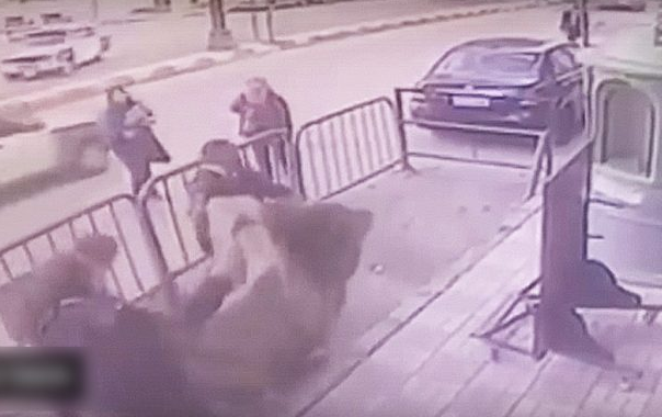 Policías atrapan a niño que caía de un tercer piso
