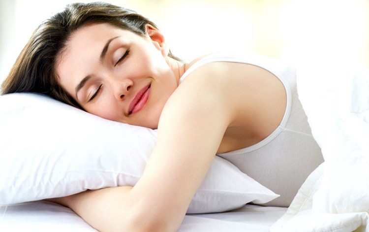 Mujer durmiendo feliz