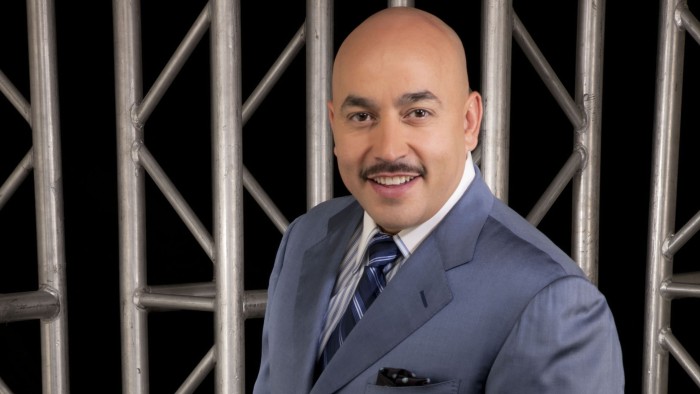Lupillo Rivera pone a sus hijos a vender mandarinas por este motivo