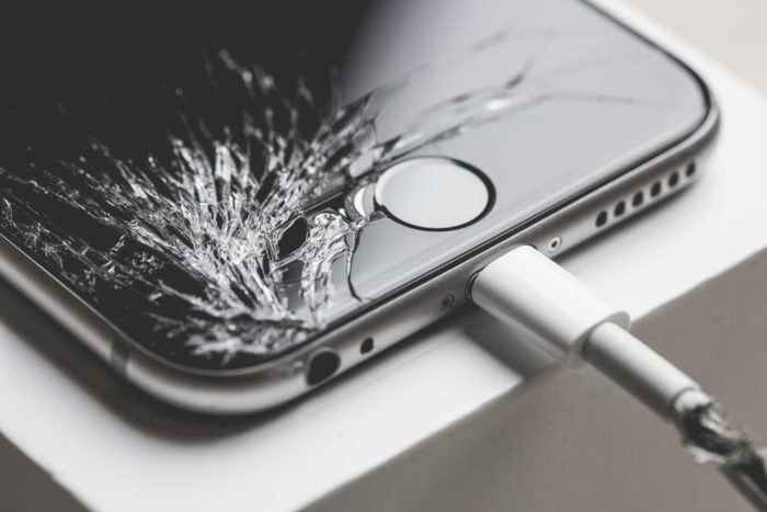 22805 28055 iphone6 crack xl 700x467