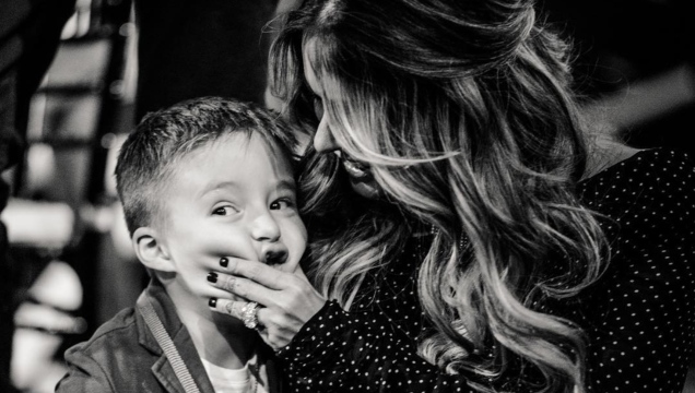 Galilea Montijo genera críticas por teñir el cabello a su hijo