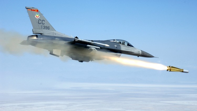 F 16 fighting falcon launching agm 65h maverick