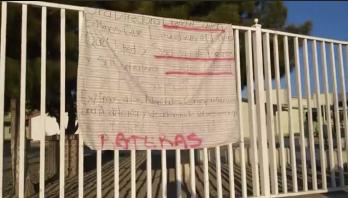 Amenazan padres de familia a directora de secundaria con manta