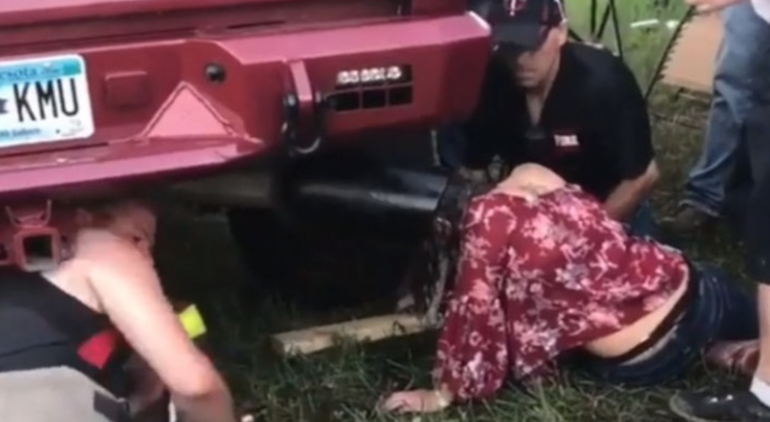 Joven se atora en tubo de escape de camioneta