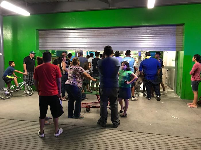 Pasan la noche para comprar televisores a 5 pesos Pasan la noche para comprar televisores a 5 pesos