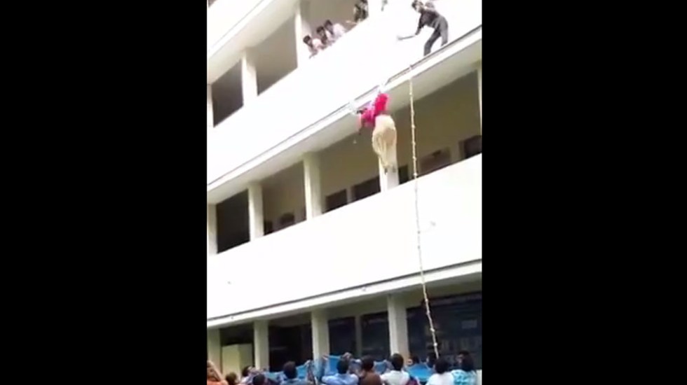 Estudiante muere al ser empujada de un segundo piso