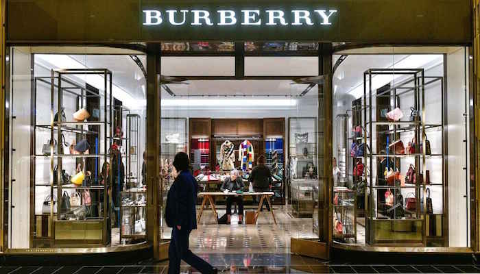 Burberry quema su inventario para proteger su marca