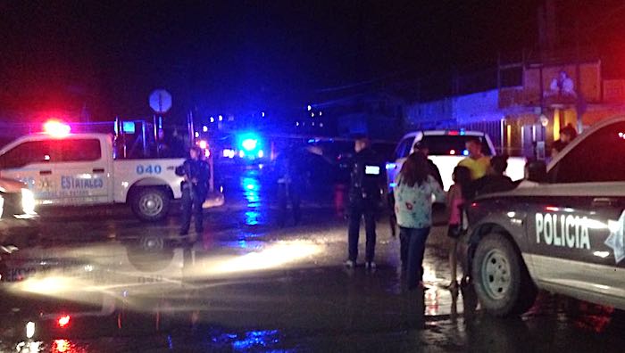 Policias noche lluvia