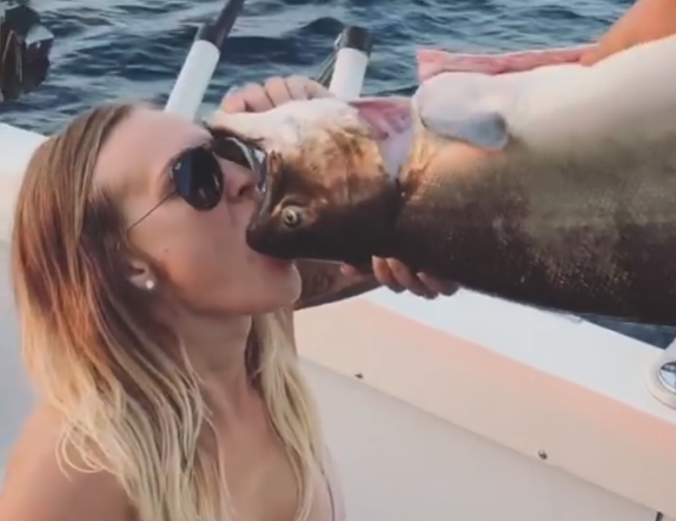 Viral video mujer bebe cerveza pez