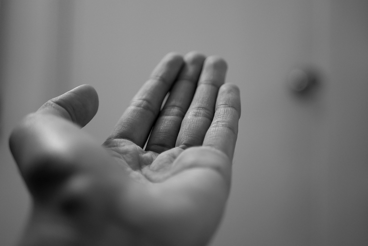 Hand 3016166 1280