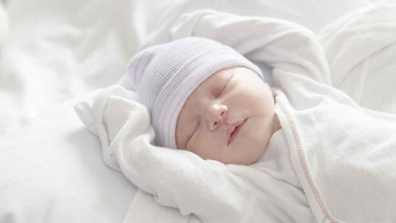 Bebe recien nacido batita gorrito durmiendo