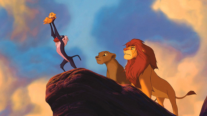 Mono recrea perfectamente famosa escena de 'El Rey León'